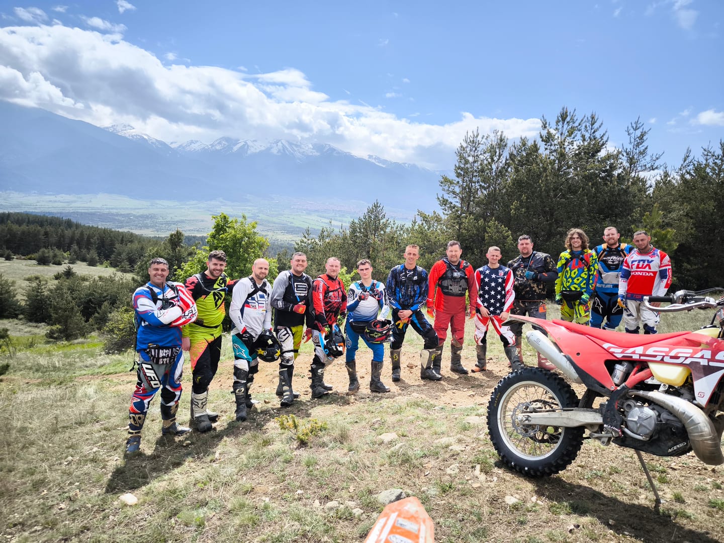Enduro-Fahrer auf einer Bergstrecke im Pirin-Gebirge bei Bansko — die Offroad-Motorradreise in Bulgarien