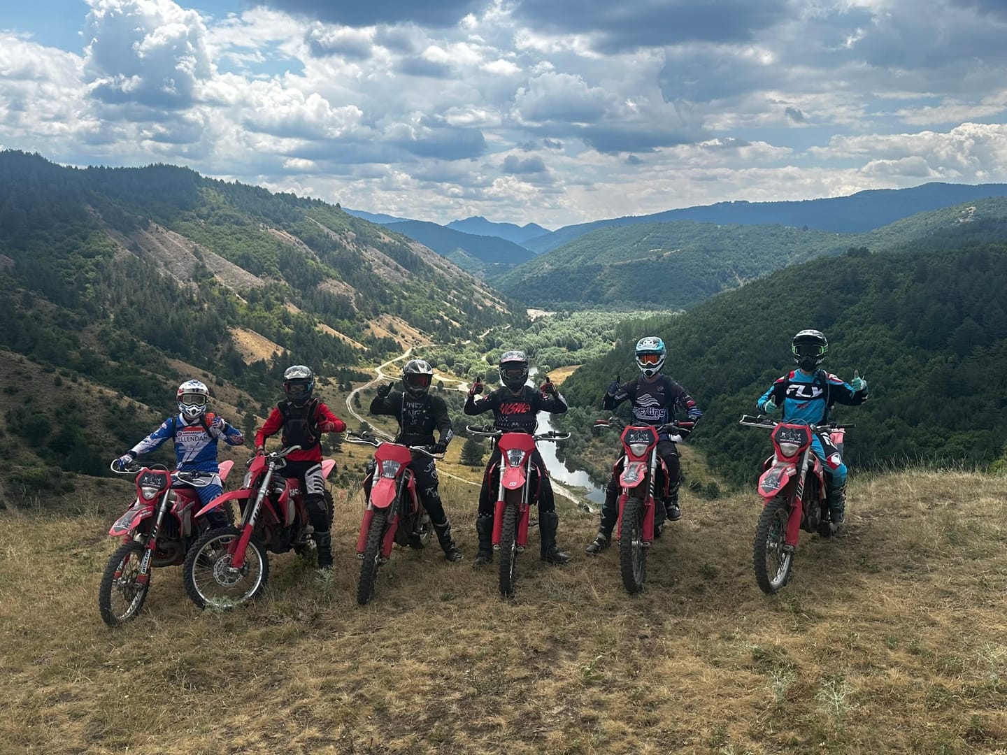 Enduro-Fahrer auf einem Waldtrail im Pirin-Gebirge oberhalb von Bansko, Bulgarien, auf einer 2026er GASGAS